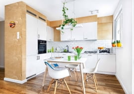 NA WYMIAR. W małej kuchni świetnie sprawdza się rozkładany stół (z Ave Art). W kuchennej zabudowie oprócz niezbędnych sprzętów zmieściła się także pralka (pod oknem). Zabytkową wagę Beata odziedziczyła po babci. Jesionowe deski na podłodze są z firmy Parkiet Hajnówka.