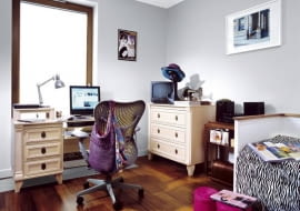 MODA. Jagna, maturzystka, autorka blogu banana.blox.pl, tak mówi o swojej pasji: - Lubię śledzić przejawy mody w codziennym życiu, jej związki ze sztuką, kinem i fotografią. Bardzo podoba mi się styl lat czterdziestych i pięćdziesiątych XX wieku, stąd miłość do Marilyn Monroe, obrazów amerykańskiego malarza Edwarda Hoppera, pereł, kapeluszy z woalką i koronkowych rękawiczek. W pokoju stoją jasne meble z malowanego drewna (czasem z ciemnym wykończeniem). Z nimi kontrastuje podłoga z egzotycznego drewna iroko oraz odziedziczone po prababci tremo (duże lustro).