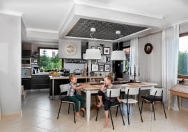 Odnowiony komplet do jadalni. Anna jest dumna z wyglądu starych szkolnych krzeseł, niełatwych w renowacji ze względu na warstwy olejnych farb, którymi były zalewane, oraz pokładów gumy do żucia. Sekretarzyk bez wkrętów i gwoździ (pod oknem) zrobiła na kursie stolarskim.