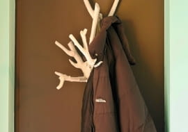 <B>Pełni praktyczną funkcję, a ze względu na oryginalną formę może być również dekoracją przedpokoju. Wieszak z gałęzi łatwo zrobić samodzielnie.</B> <BR />Udajmy się po gałąź do lasu albo parku. Na wieszak najbardziej nada się taka z kilkoma konarami.