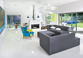 Jasne podłoże odbija światło, optycznie powiększając przestrzeń.