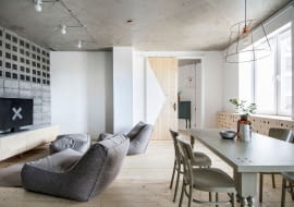 Salon można umownie podzielić na kilka stref. W strefie wypoczynkowej stanęły dwa duże fotele. W strefie jadalnianej - stół z krzesłami.