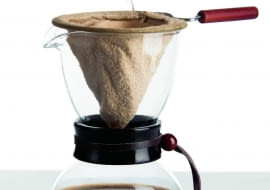Dripper. Papierowy filtr wyparzamy wrzątkiem, żeby kawa nie nabrała smaku papieru. Wsypujemy kawę i zalewamy ją niewielką ilością wody (90-95 st.). Po chwili wlewamy resztę wody, mieszamy lekko i czekamy, aż kawa przesączy się do naczynia. Dripper sprawdzi się i w domu, i na campingu.