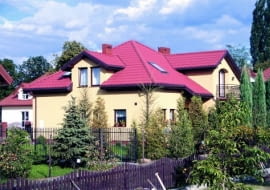 Zazwyczaj szerokość jednego arkusza blachodachówki wynosi ok. 1,1 m, a jego długość - od 4 do nawet 8 m. Jeśli dach ma skomplikowany kształt, lepiej wybrać mniejsze arkusze, gdyż oznacza to mniejsze straty materiału.