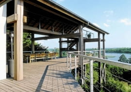 Dom na skarpie. Drewniany taras został celowo spatynowany tak, by sprawiał wrażenie stojącego tu od lat