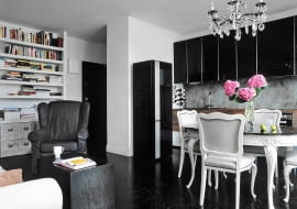 UWAGA ! PONOWNA PUBLIKACJA WYLACZNIE ZA ZGODA WLASCICIELI WARSZAWA , MIESZKANIE W BLOKU , WNETRZA , POKOJ - SALON , MEBLE STYLIZACJA AGNIESZKA OSAK-REJMER FOT. SYLWESTER REJMER PUBLIKACJA CZTERY KATY NR 3 (221) - 3 2010 SLOWA KLUCZOWE: WNETRZA ARCHITEKTURA POKOJ SALON MEBEL