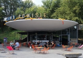 Klubokawiarnia działająca w pawilonie kas biletowych