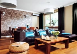 MIESZKANIE. Pan Michał, właściciel tego mieszkania, miał wizję, jak je urządzić. ale ponieważ nie lubi chodzenia po sklepach, wyszukiwania mebli i dodatków, całkowicie zaufał projektantkom i obejrzał wnętrza dopiero wtedy, gdy były gotowe. Nie zawiódł się. <BR > W pokoju dziennym najważniejsza dla gospodarza była kanapa - miała być duża i wygodna. Projektantki wybrały model narożny z obiciem imitującym skórę. Stolik kawowy z orzecha amerykańskiego został wykonany na zamówienie. Wnętrze ożywiają turkusowe dodatki.