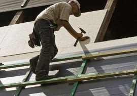 Sztywne poszycie z płyt drewnopochodnych przybijanych do krokwi