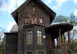 Pałac Myśliwski w Mojej Woli. Jedyny w Polsce obiekt, który ma elewację z kory dębowej