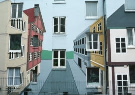 Drugie co do wielkości miasto Niemiec to idealne miejsce na oryginalną architektoniczną wycieczkę. Spotkasz tu zarówno spichlerze z XIX wieku z ceglanymi magazynami stojącymi nad kanałami, jak i jedno z najnowocześniejszych dzielnic portowych Hafencity. Hamburg to tętniące życiem miasto kontrastów, które upodobali sobie wspólcześni artyści. Na zdjęciu malowidło ścienne w stylu Tromp l'Oeil na jednym z budynków mieszkalnych w Hamburgu.