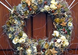 14.10.2003 WARSZAWA ZOLIBORZ UL. WIENIAWSKIEGO OZDOBY SWIATECZNE - BOZE NARODZENIE DLA MIESIECZNIKA OGRODY FOT. LUKASZ ZANDECKI / AGENCJA GAZETA ARANŻACJA: AGNIESZKA ŻELAZKO, MAŁGORZATA DYRSKA