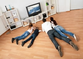 Pokój rodzinny to świetne rozwiązanie dla osób z małymi dziećmi. Można w nim bałaganić, biegać, przewracać się, leżeć na podłodze, rozłożyć zabawki czy dużą grę planszową i nikomu to nie będzie przeszkadzać