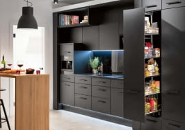 System półek wysuwanych wraz z frontem jest bardzo wygodny - tuż po otwarciu wszystkie zapasy są na widoku. Cargo SIGE 253i, szerokość od 30 cm, stal i płyta laminowana, 2140, zł, Häfele