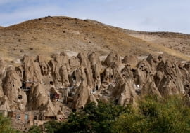 Kandovan- miasto w Iranie wykute w skałach wulkanicznych, którego mieszkańcy żyją tak, jak przed wiekami.