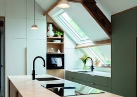 Jeśli wysokość ścianki kolankowej pozwala na montaż przy niej szafek, blat roboczy najlepiej jest rozjaśnić światłem naturalnym. Gotowanie z widokiem na zewnątrz będzie przyjemniejsze i wygodniejsze.