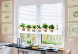 W opuszczanym na linie kwietniku można uprawiać zarówno zioła do potraw, jak i kwiaty doniczkowe. Taki miniogródek nie zajmuje miejsca na kuchennym parapecie, a do roślin jest łatwy dostęp.