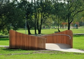 Piesze mostki w tyskim parku