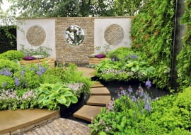 OGROD - STYL NOWOCZESNY , TARAS , KAT WYPOCZYNKOWY , SCIEZKA PRZECHODZACA PRZEZ OCZKO WODNE NA TARAS , RABATY Z ROSLINAMI CIENIOLUBNYMI : FUNKIA , TIARELLA , KAMASJA I SERDUSZKA OKAZALE ; ZDJECIE OKLADKOWE FOT. LILIANNA SOKOLOWSKA PUBLIKACJA MAGNOLIA NUMER SPECJALNY 1/2013 - CZAS NA OGROD - 4 2013