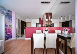 Pomysły projektantki sprawiły, że niewielkie mieszkanie wygląda na znacznie przestronniejsze. Natomiast dzięki pani Ewie, właścicielce, która uwielbia motywy roślinne, wnętrza kwitną niezależnie od pory roku. Kwieciste tapety i płytki w łazience to najbardziej rzucające się w oczy dekoracje. <BR /> MIESZKANIE. W zabudowie przedpokoju zrobionej na zamówienie według pomysłu projektantki (tak jak szafki kuchenne), mieści się sporo schowków. Gospodyni docenia zwłaszcza pojemne pawlacze. Lustrzane fronty szafy optycznie powiększają ten fragment mieszkania.