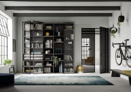 Regał z przeszklonymi frontami.