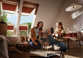 Odpowiednio dobrane rolety na poddaszu w połączeniu z naturalnym światłem, tworzą przestrzeń sprzyjającą wyjątkowym chwilom.