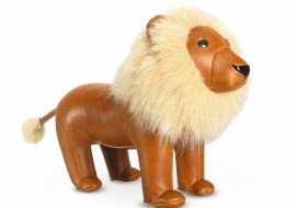 <B>Jest miła w dotyku, bardzo trwała i z upływem czasu coraz ładniejsza. Z tego względu wielu projektantów tworzy meble i przedmioty dekoracyjne ze skóry. Często wykorzystują również jej imitacje - na ogół tak doskonałe, że niekiedy trudno odróżnić je od naturalnego materiału. </B><BR /> DEKORACJE. Stoper do drzwi, sztuczna skóra, fafarafa.pl, 169 zł.