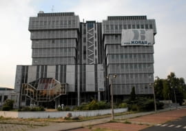 23.07.2010 WARSZAWA , BUDYNEK CIECHU ( CENTRALA HANDLU ZAGRANICZNEGO ) BUDOWANA W LATACH 70-90 OBECNIE ZDEWASTOWANY PRZEZNACZONY DO ROZBIORKI . FOT. FRANCISZEK MAZUR / AGENCJA GAZETA