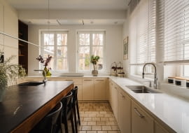 Aranżacja wnętrz 500-metrowego domu: enklawa dzieci i rodziców