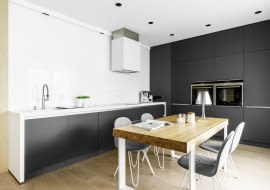 Nowoczesne mieszkanie w Gdyni z licznymi meblami w zabudowie