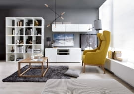 Z KROPLĄ KOLORU. Jeden barwny element, w tym przypadku fotel, doskonale podkreśla stonowaną elegancję minimalistycznego wnętrza. Na zdjęciu meble Black Red White z kolekcji Modai.