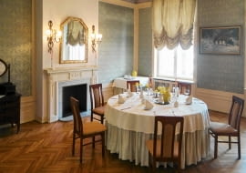 Formy krzeseł i stołów w porównaniu z wcześniejszymi meblami były bardziej uproszczone. Wiele wzorów z owych czasów produkuje się do dziś. Bogaty wygląd wnętrzom nadawały głównie dodatki dekoracyjne.