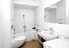 PRZED ZMIANĄ. W niewielkiej łazience mieszczą się wszystkie niezbędne urządzenia sanitarne i wąska pralka. Jest też gdzie przechowywać kosmetyki i środki czystości. Jedyną wadą tego funkcjonalnie zaaranżowanego pomieszczenia była zbyt jednolita kolorystyka.