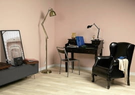 <B>Surowy wystrój pokoju bardziej zniechęcał, niż zachęcał do pracy. Teraz dzięki zmianie kolorystyki łatwo się w nim skupić, a nawet w miłej atmosferze odpocząć przy lekturze.</B> <BR />PRZED ZMIANĄ. Wygodne, eleganckie meble, dobre oświetlenie - wydawało się, że jest tu wszystko, co potrzeba. W gabinecie brakowało jednak klimatu zachęcającego do spędzania w nim czasu.