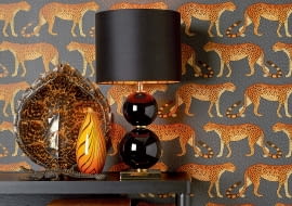 Lamparci krok. Dzikie koty ostatnio często goszczą na tapetach. Jedna ściana z taką dekoracją potrafi odmienić całe wnętrze. Na zdjęciu tapeta Leopard Walk brytyjskiej marki Cole & Son. www.impresje.pl