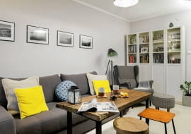 POKÓJ DZIENNY to miejsce relaksu i rodzinnych spotkań, ale też pole moich działań. Stół w metalowej ramie zaprojektowałam sama. Blat z jednego kawałka dębowego drewna zrobiła moja przyjaciółka, właścicielka pracowni 'Czary z Drewna'. Kanapa przywędrowała z nami z poprzedniego mieszkania, ale dostała nowe obicie.