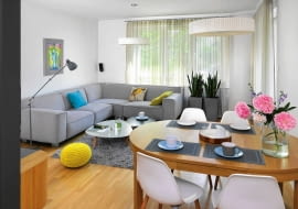 Duża sofa narożna to podstawowy mebel w tym pokoju.