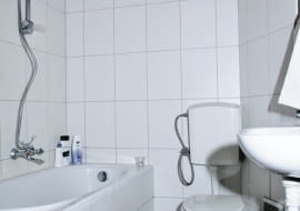 21.04.2011 WARSZAWA SESJA WNETRZE , METAMORFOZA przed ZMIANCH NA ZDJECIU WNETRZE , LAZIENKA , UBIKACJA , WC STYLIZACJA KLARA KOWTUN DLA CZASOPISMA CZTERY KATY FOT. ARKADIUSZ SCICHOCKI / AGENCJA GAZETA