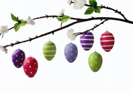 Jak każdego roku przed Wielkanocą, powraca odwieczny i wciąż nierozstrzygnięty spór, co było na początku: jajko czy kura. Postanowiliśmy zająć w tej sprawie wyraźne stanowisko i zacząć od jajka. Oto, co się nam wykluło z tego tematu. Pisanki, tworzywo sztuczne, 25 zł/12 szt., Tchibo.