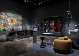 Fotel Bofii projektu Grynasz Studio dla Bizzarto na wystawie „TRANSFORMACJE. Nowoczesność w III RP”