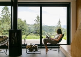 Domek na wsi to sielski obraz nowej rzeczywistości. Odpoczniemy tu od szybkiej codzienności, docenimy bliskość przyrody , a spacerując czy jeżdżąc na rowerze po prostu przewietrzymy umysł