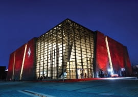 Los czasowych konstrukcji, które powstają na potrzeby wielkich wystaw światowych jest zazwyczaj przesądzony. Jak ogłasza organizator tegorocznego Expo w Szanghaju, nie wszystkie pawilony zostaną jednak rozebrane. Spośród kilkudziesięciu z nich, pięć pozostanie na ulicach miasta i będzie nadal służyła. Wytypowane kraje przekażą wkrótce swoje pawilony, aby tak jak do dziś Wieża Eiffla, stały się symbolem i pamiątką Wystawy Światowej. Na zdjęciu pawilon Włoch.