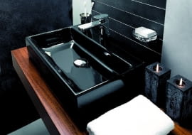 Umywalka, model: Memento, firma: VILLEROY & BOCH. Rodzaj: meblowa. Materiał: ceramika. Kolor: biały (alpin white), biały (star white), czarny, dostępne również wersje New Glory z dekorem i New Glory Platinum z platynowym dekorem. Wymiary (dł./szer.): 45/28 cm. Cena za model biały: od ok. 2070 zł, cena za model czarny: od ok. 2690 zł. Więcej informacji: www.villeroy-boch.pl