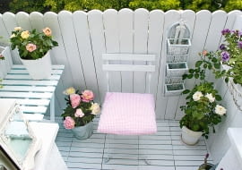 Mebli i detali jest tu niewiele: stolik, krzesełko (z Ikei), kilka kwietników, donic i skrzynek na kwiaty, stylowy lampion...