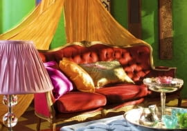 Żywe kolory, ozdobne kształty mebli i dekoracyjnych przedmiotów, blask oraz mnóstwo tkanin - tutaj można się poczuć jak w buduarze księżniczki ze wschodniej bajki.