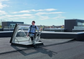 Elektryczne okno wyłazowe do dachów płaskich