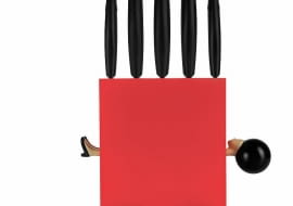 <B>Biała magia, czarny humor</B> <BR/>Przyrządzasz stek, a czujesz się jak David Copperfield! 'Magic Box' włoskiej marki e-my to pięć perfekcyjnie naostrzonych i, niestety, dobrze zakotwiczonych noży