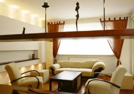 Układ pejzażowy w dość w małym wnętrzu. Jest nieźle: zapewniony dostał swobodny dostęp do półek na ścianach i do okna.