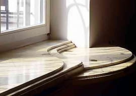 Parapet uzupełniony o półkę umieszczoną nieco poniżej głównej płyty (klejone płyty marmurowe)