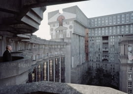 Espaces d'Abraxas. Osiedle zostało zaprojektowane pod koniec lat siedemdziesiątych przez architekta Ricarda Bofilla, oddano je do użytku w 1983 roku